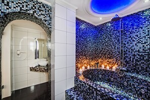 Deluxe Suite with Outdoor Hot Tub and Sea View  | Poreamme