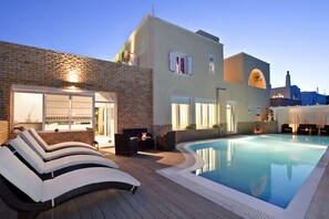 Outdoor pool, pool loungers - Gianna Suites (Santorini)