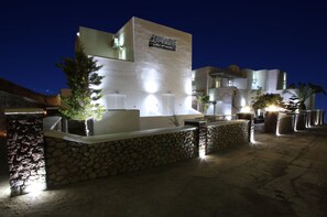 Fachada de la propiedad por la tarde o noche