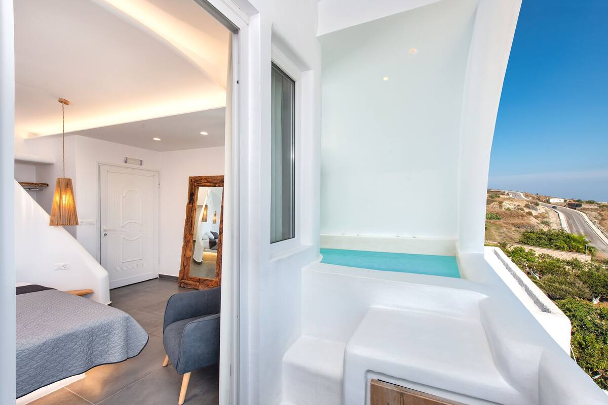Deluxe Suite with Outdoor Hot Tub and Sea View  | Ropa de cama de alta calidad, caja fuerte, cunas gratuitas y wifi gratis