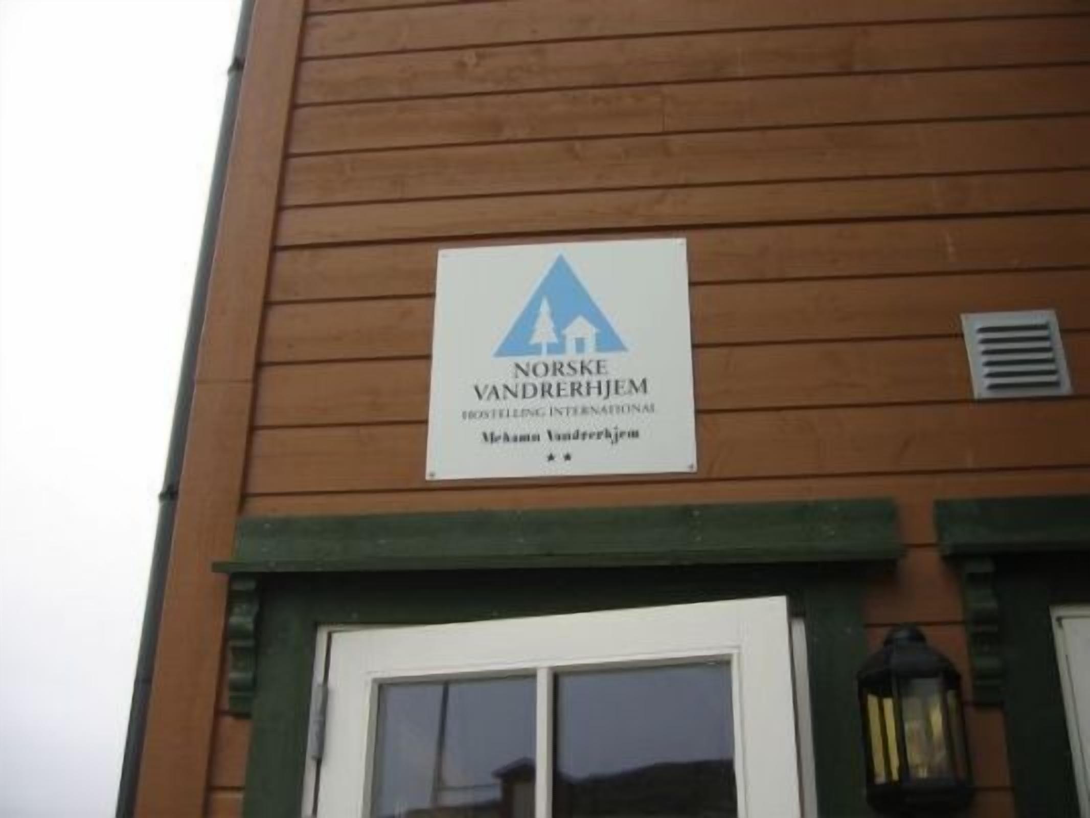 Ein Schild für NORSKE VANDREHRJEM, ein Hotel mit modernem Design und einem markanten Logo.