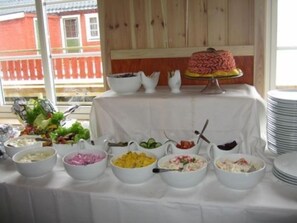 Breakfast, lunch, dinner and brunch served  - Adventure Camp Mehamn (Gamvik)