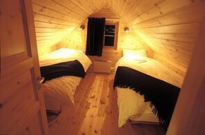 Cottage, 3 Bedrooms | Blackout drapes, free cribs/infant beds, free WiFi, bed sheets - Adventure Camp Mehamn (Gamvik)