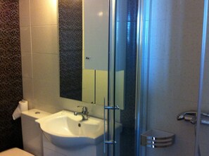 Een douche, gratis toiletartikelen, een haardroger, handdoeken
