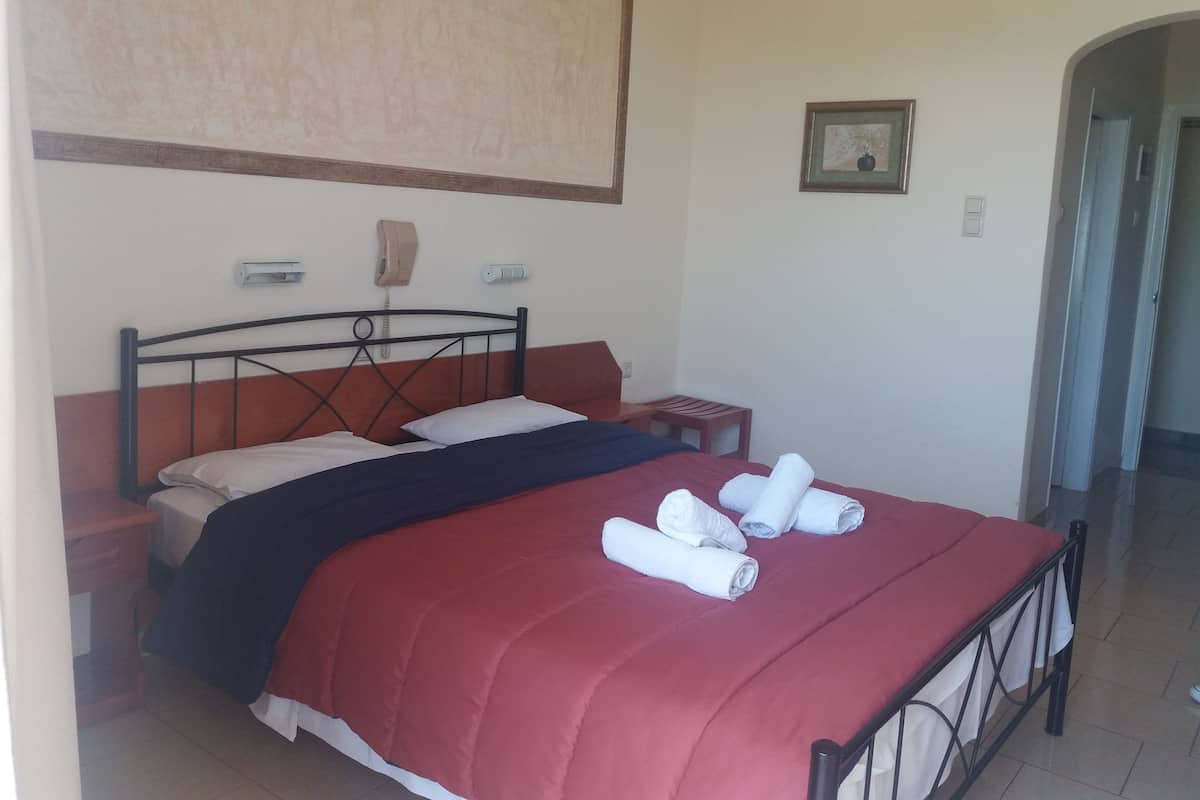 Chambre Double, vue partielle sur la mer