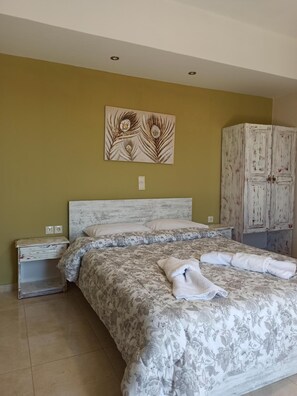 Zimmersafe, Schreibtisch, kostenloses WLAN, Bettwäsche