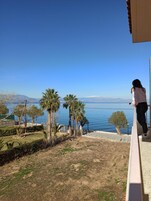 En la playa, buceo, windsurf, paseos en velero