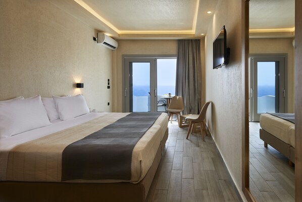 Chambre Deluxe double ou avec lits jumeaux, vue sur la mer | Minibar, bureau, espace de travail pour ordinateurs portables