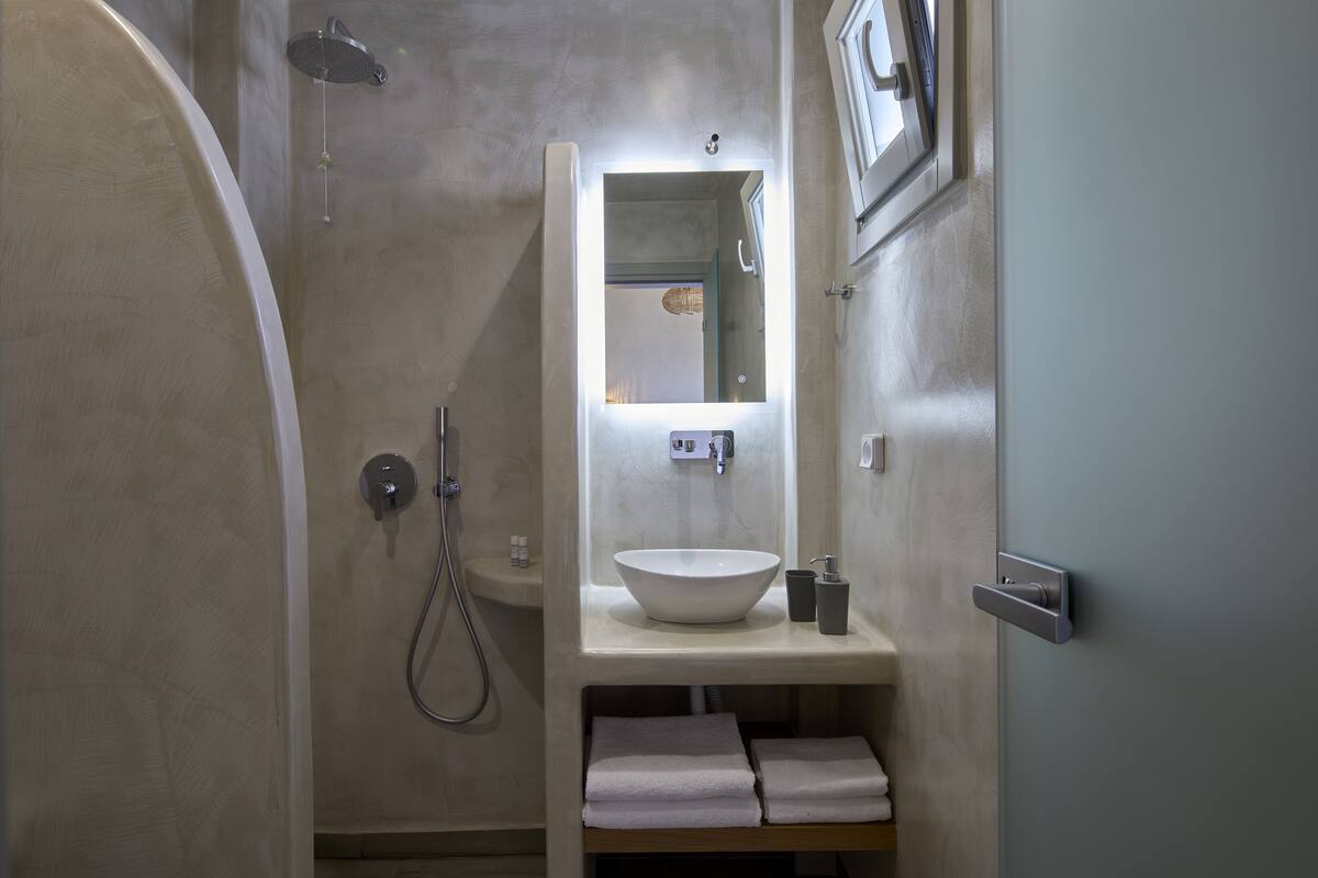 standard room, sea view | bathroom | shower, hair dryer, towels