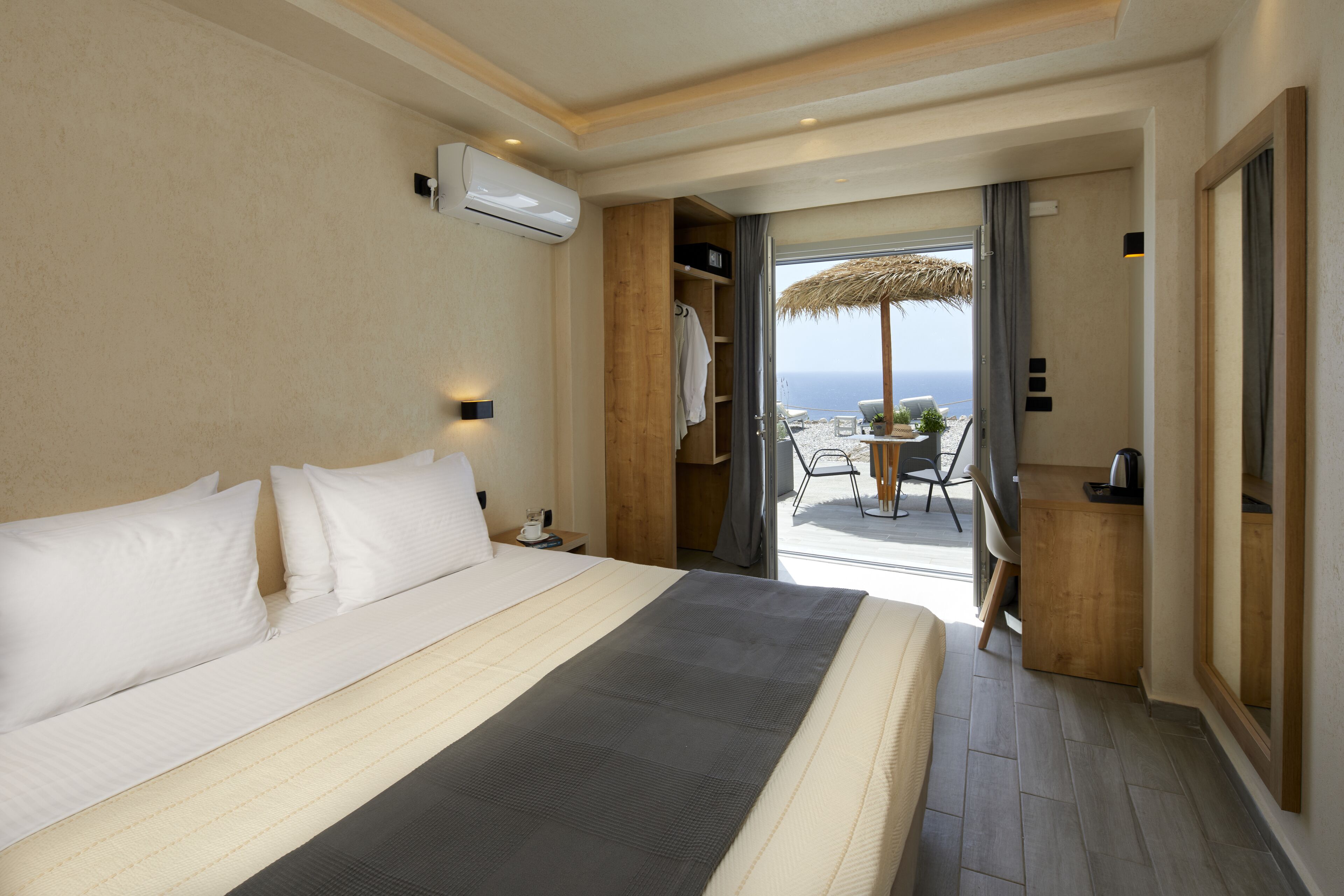 deluxe double or twin room, sea view | 1 bedroom, minibar, desk, laptop workspace