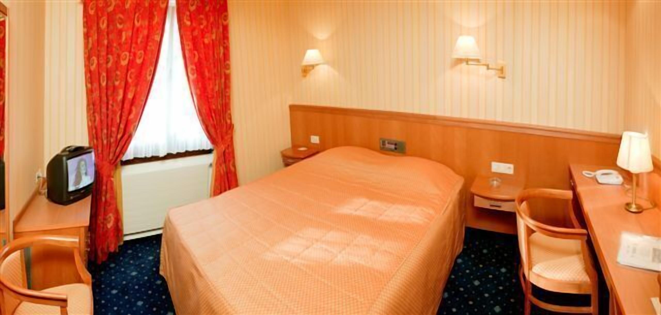 1 bedroom, premium bedding, minibar, in-room safe