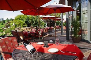 2 restaurants, lunch, dinner served; local cuisine