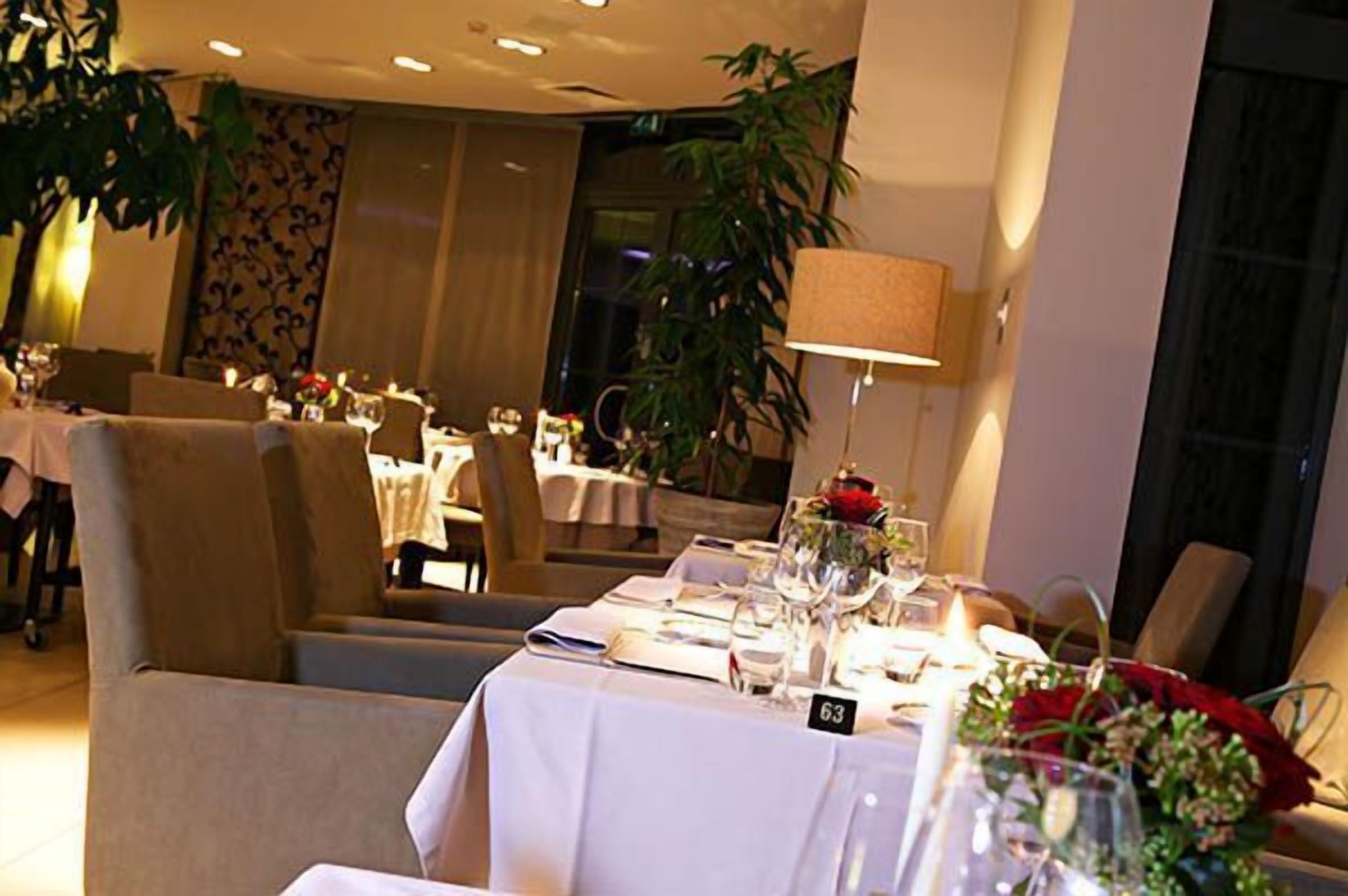 2 restaurants, lunch, dinner served; local cuisine