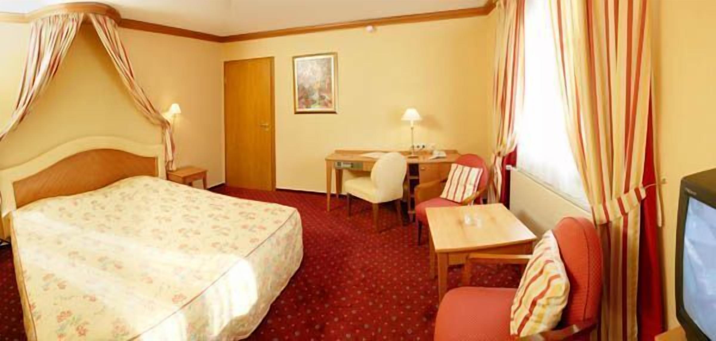 1 bedroom, premium bedding, minibar, in-room safe