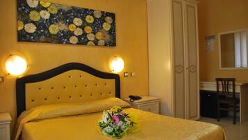 1 camera, copriletto in piuma, una scrivania, ferro/asse da stiro