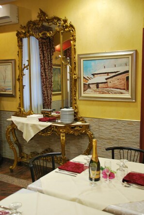 Breakfast, lunch, dinner served; Italian cuisine