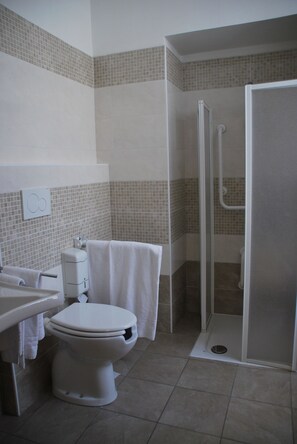 Deep soaking tub, rainfall showerhead, free toiletries, bidet - Antico Distretto (Turin)