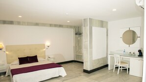A modern hotel room with a bed, desk, chair, and a large mirror. - Boutique Océano - Adults Only (Santa Cruz de Tenerife)