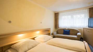 Budget Zimmer | Daunenbettdecken, Schreibtisch, schallisolierte Zimmer, kostenloses WLAN