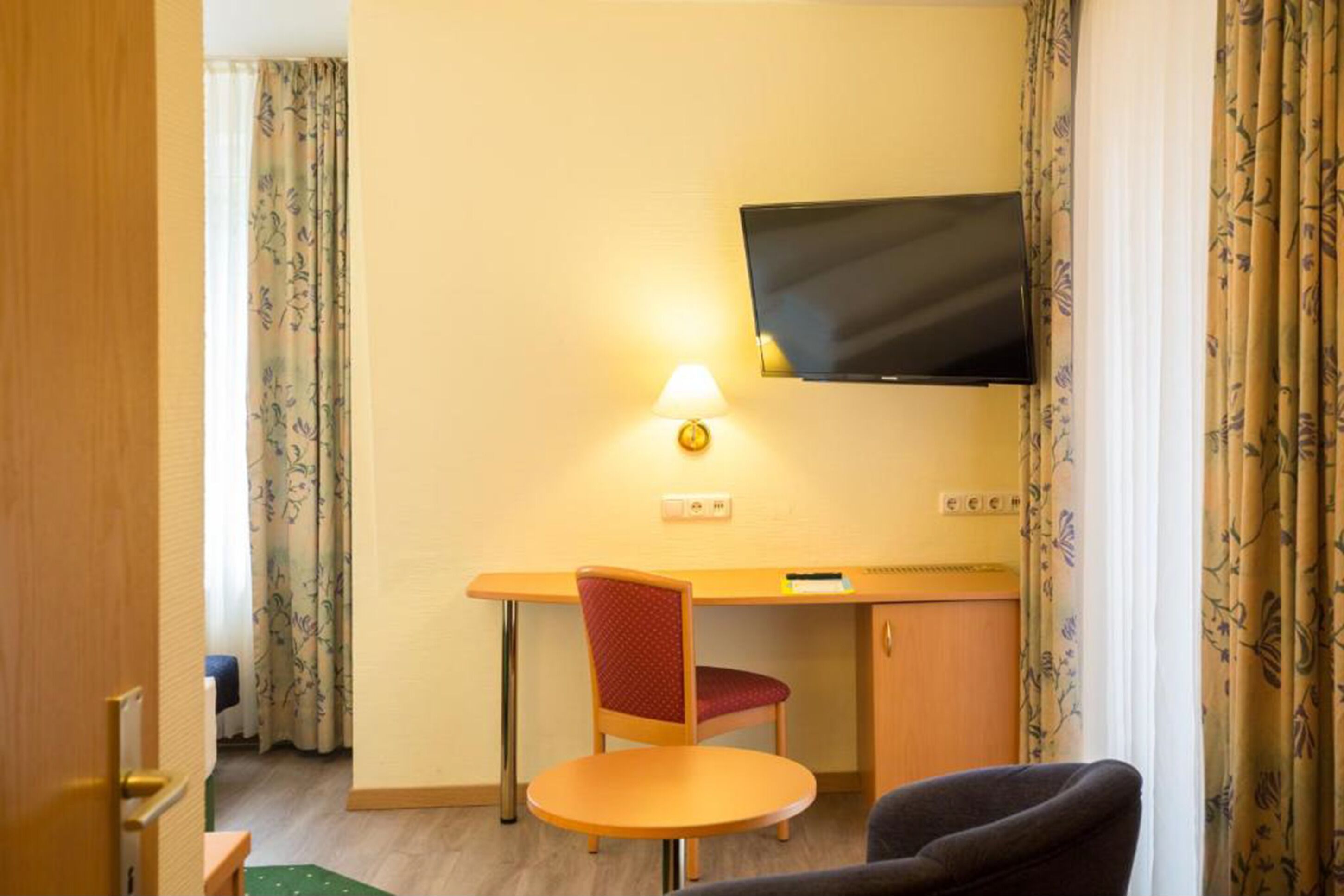 Habitación Premium | Edredones de plumas, escritorio, sistema de insonorización y wifi gratis