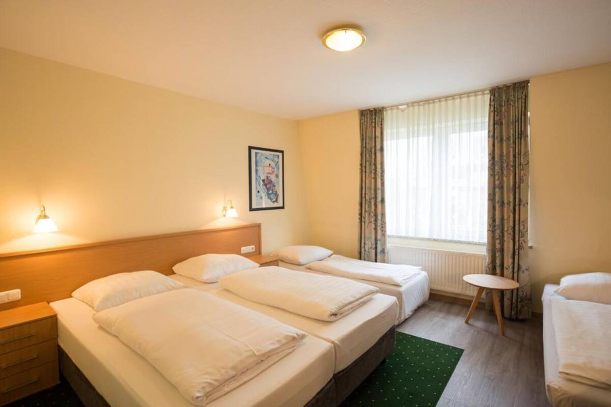 Quadruple Room | Down duvets, desk, soundproofing, free WiFi