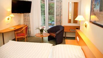 Daunenbettdecken, Schreibtisch, schallisolierte Zimmer, kostenloses WLAN