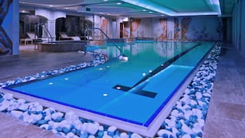 Piscina coperta, con ingresso dalle 07:00 alle 22:00, lettini