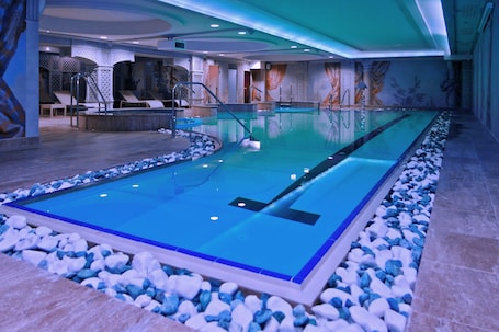 Una piscina techada, sillones reclinables de piscina. Hotel St. Bruno