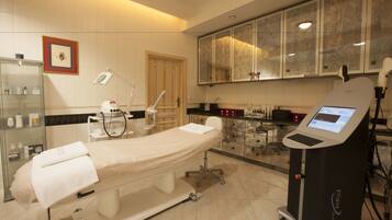 Equipped with a modern examination table and digital interface, this room offers a clean and clinical space for medical procedures.