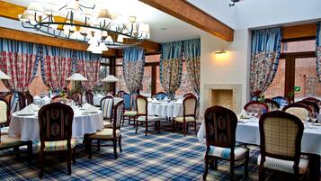 Petit déjeuner, déjeuner et dßner servis sur place, vue sur le jardin