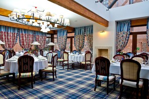 Breakfast, lunch, dinner served; garden views 