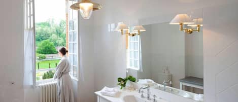 Douche, articles de toilette (gratuits), séchoir à cheveux, peignoirs