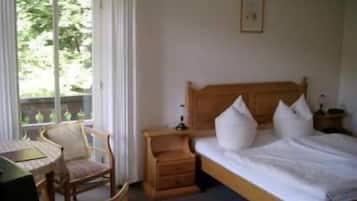 Schreibtisch, Bügeleisen/Bügelbrett, Reisekinderbett, Zustellbetten