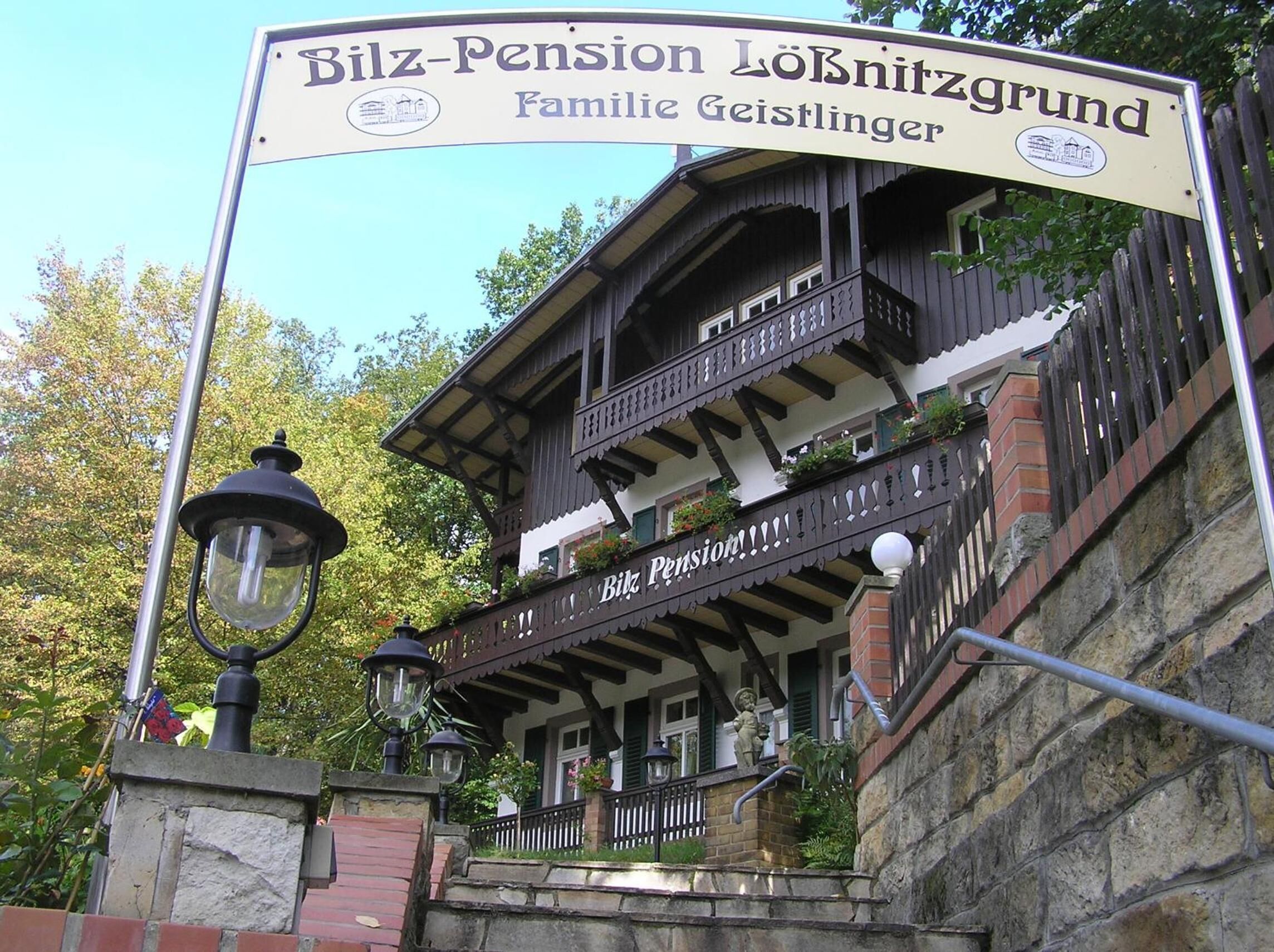 A traditional building with a sign reading "Bilz-Pension Löknitzgrund Familie Geistlinger."