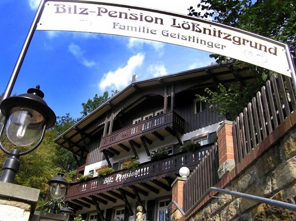 A traditional building with a sign reading "Bilz-Pension Löknitzgrund Familie Geistlinger". - Bilz Pension (Moritzburg)