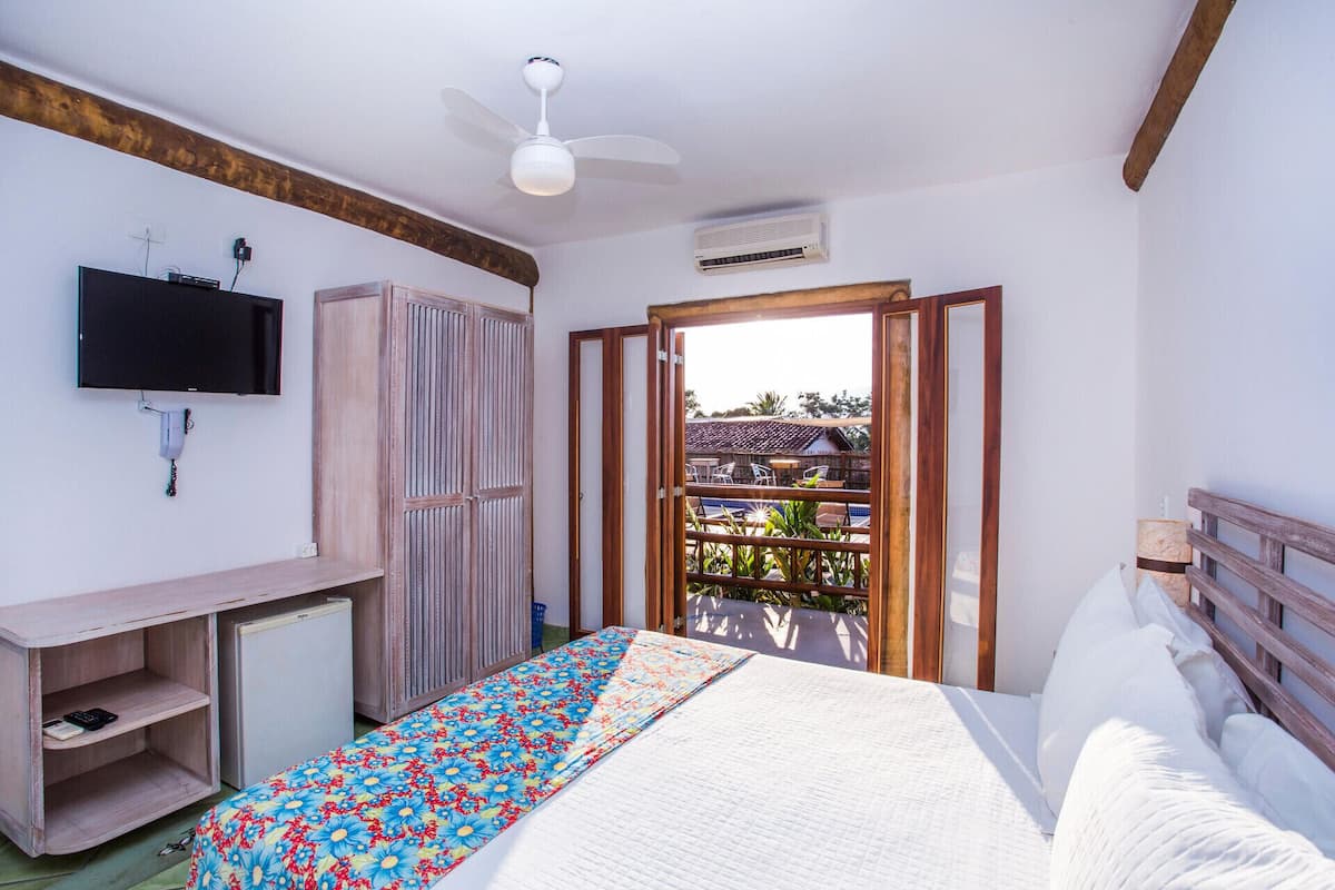 Minibar, brankas, setrika/meja setrika, dan Wi-Fi gratis
