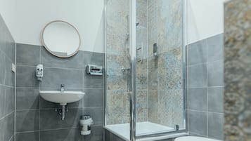 Double Room | Bathroom | Shower, free toiletries, hair dryer, towels