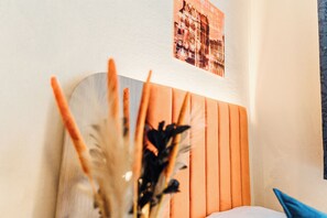 Hypo-allergenic bedding, minibar, individually decorated, desk