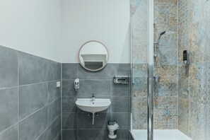 Chuveiro, produtos de toalete grátis, secador de cabelo 