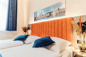 Double Room | Hypo-allergenic bedding, minibar, individually decorated, desk - Hotel Commerz Hamburg (Hamburg)