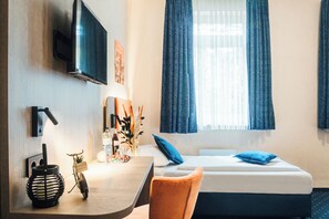 Habitación triple | Ropa de cama hipoalergénica, minibar y decoración personalizada