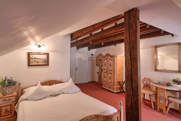 มินิบาร์, ตู้นิรภัยในห้องพัก, เตารีด/โต๊ะรีดผ้า, เปล/เตียงเด็กอ่อน (ฟรี)