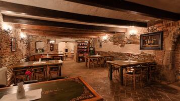 Café da manhã, almoço e jantar; local e internacional