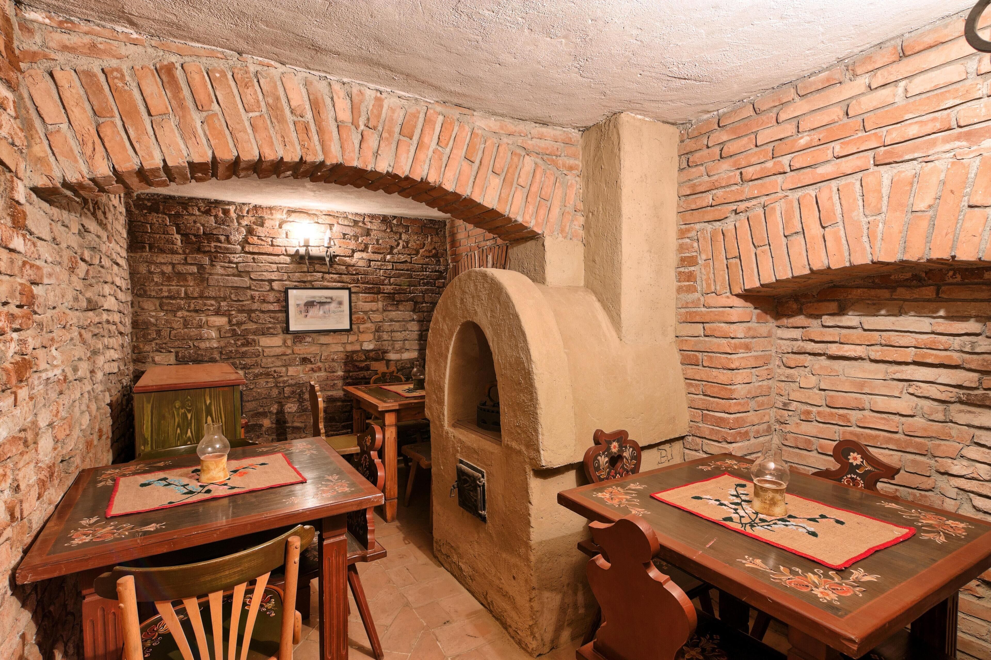 Breakfast, lunch, dinner served; local and international cuisine 