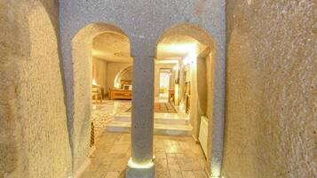 King Suite with Spa Bath and Sauna | Frigobar, cofres nos quartos, escrivaninha, quartos à prova de som