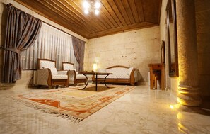 ジュニア ルーム | ミニバー、セーフティボックス (室内)、デスク、防音設備