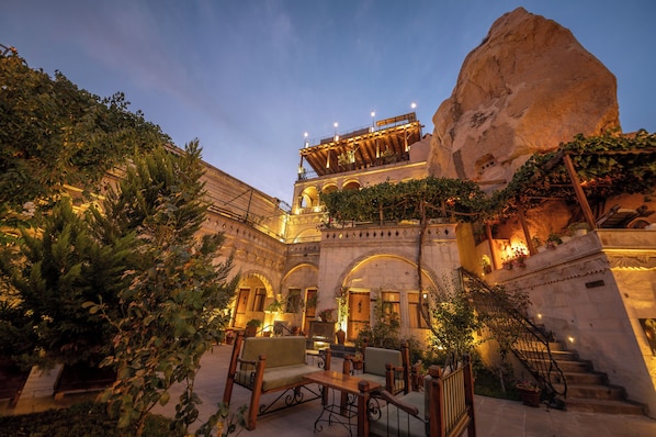 Front of property - evening/night - Roma Cave Suite Hotel (Nevsehir)