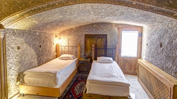 Deluxe Queen Suite | 1 bedroom, minibar, in-room safe, desk