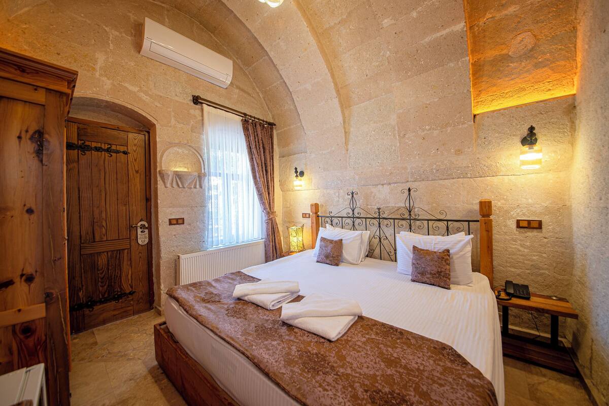Minibar, caja de seguridad en la habitación y escritorio