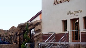 Um hotel chamado "Hotel Huaca" com uma área de recepção identificada como "Niagara".